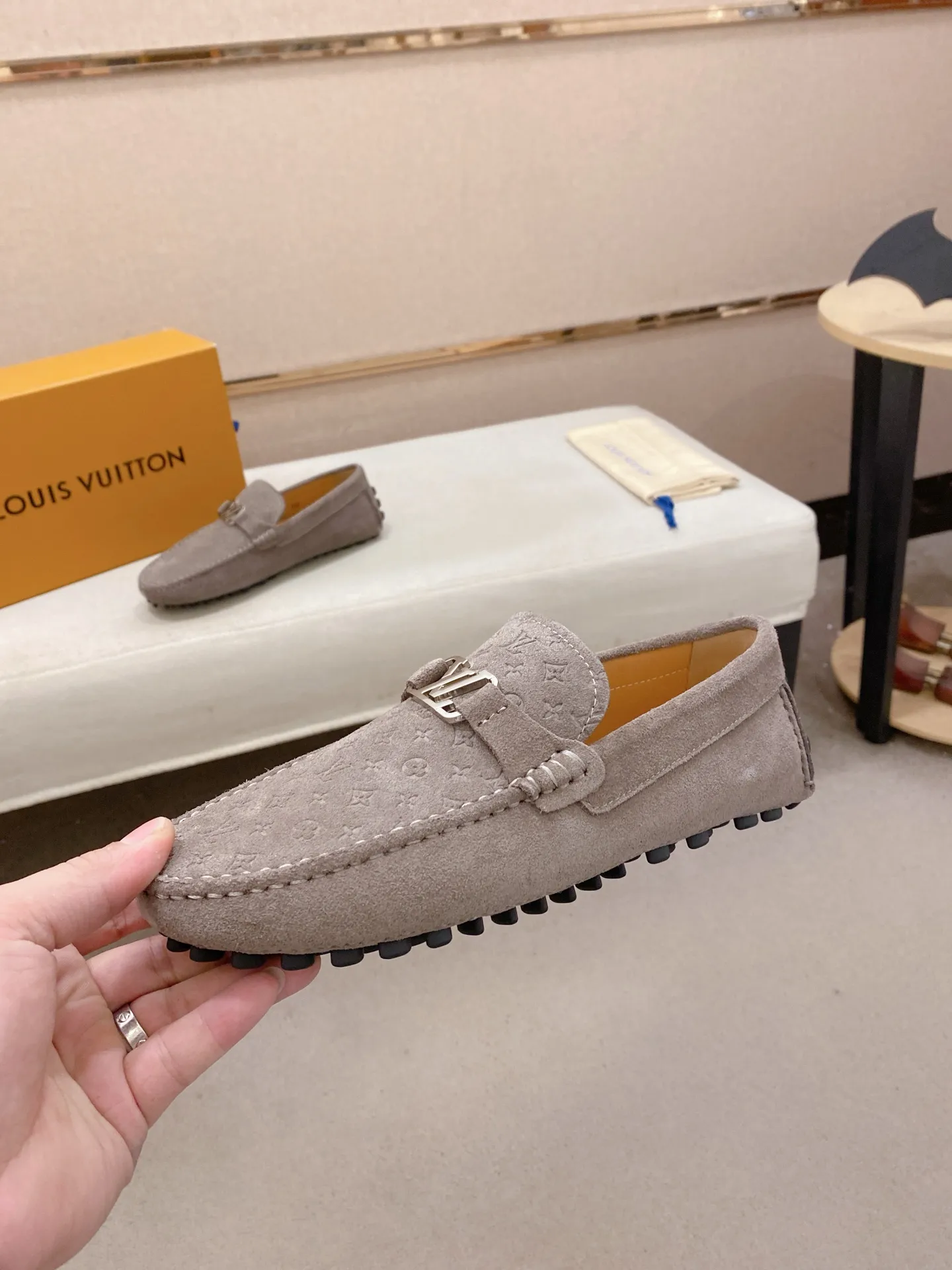 Factory price: 500💰High-end quality! LV 🆕🆕Exclusive hot-selling products in stock🔥🔥New products on the shelves, high-quality Ferragamo men's pea shoes, high-end casual driving shoes, with complete packaging! 💪 💪 Material: Imported suede cowhide 🐂 + Imported high-quality buffalo leather lining + wear-resistant outsole 👍🏻👍🏻 Features: High-end and comfortable, purely handmade 🚀 🚀 Create the perfect shoes that suit you best 🔥 🔥 Size: (38-44) 45 standard size can be customized!